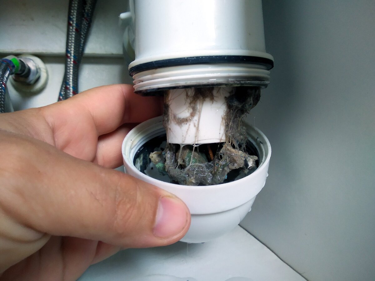 Abflusssieb entfernen